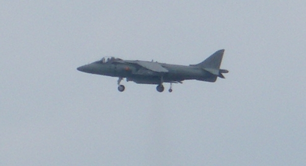 avión de combate exhibiéndose en la playa de San Lorenzo en Gijón