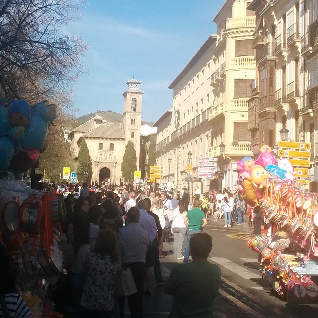Y allá, al fondo, la procesión #SemanaSantaGranadina