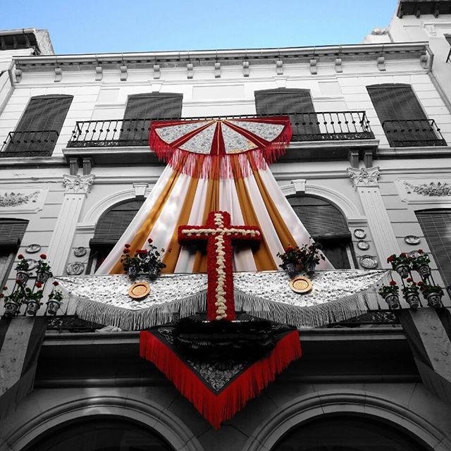 Miradas a lo alto en #Granada 😮 #diadelacruz #lascruces