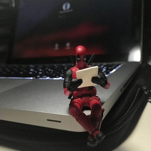Y mientras yo aporreo el teclado, aquí mi amigo Wade...digo...#Deadpool, pasando el rato.