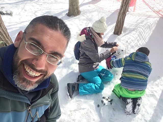 Después de mucho remontar y de cegarme por los incesantes cañones de nieve, tocó la tradición anual. #nieve #sierranevada #familia