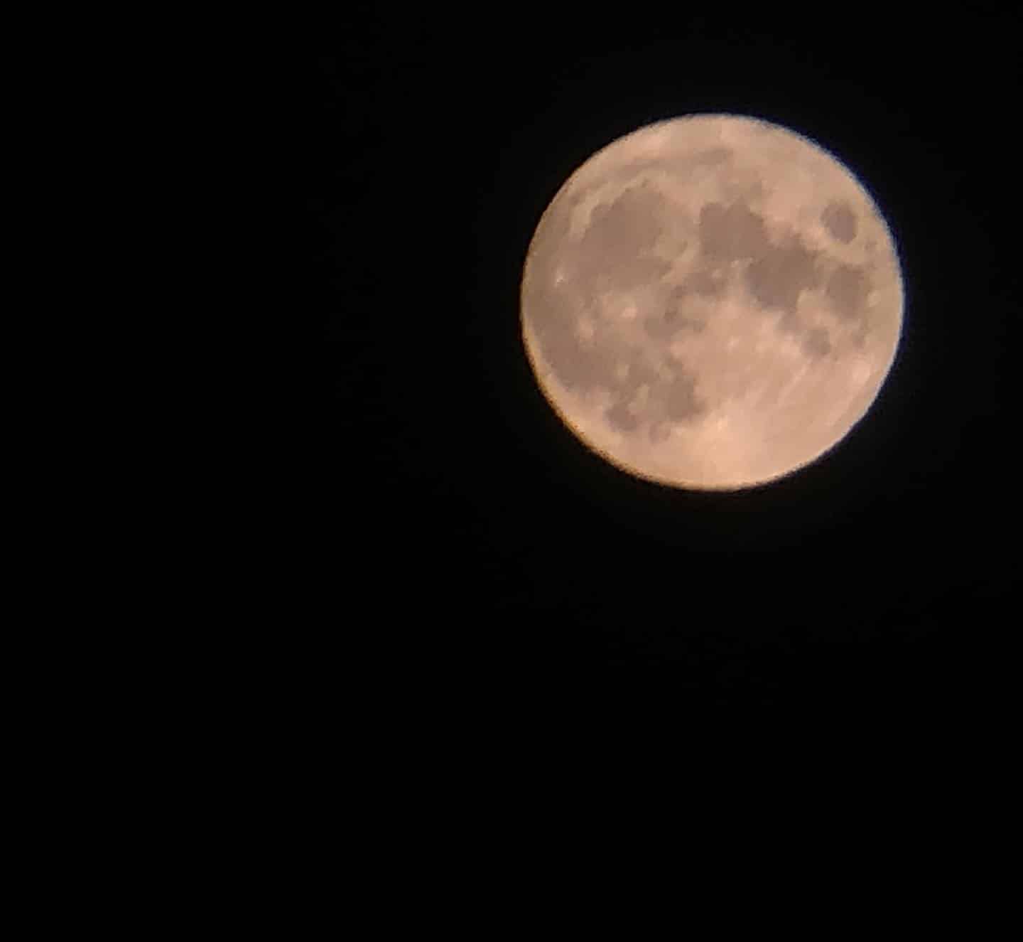 ¡La pillé! Es la mejor foto que hecho a la luna con un teléfono móvil.#leonesp #luna #sinfiltros #moon #picofthenight