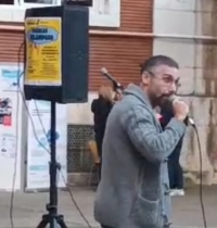 Raúl de la Puente moderando las Charlas Relámpago de la Noche Europea de los Investigadores